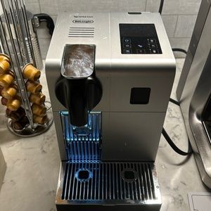 Nesspresso coffee machine，good condition.